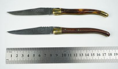 null Un lot de 2 couteaux, de modèle Laguiole pour femme, de marque Rossignol, à...