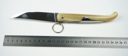  Un couteau signé Jacques MONGIN, faits main, avec système à anneau, manche entièrement...