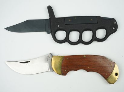 null Un lot de deux couteaux : 



Un couteau coréen, entièrement en métal noir,...