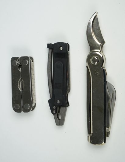 null Un lot de deux pinces multifonction petit format : 



Un modèle LEATHERMAN...