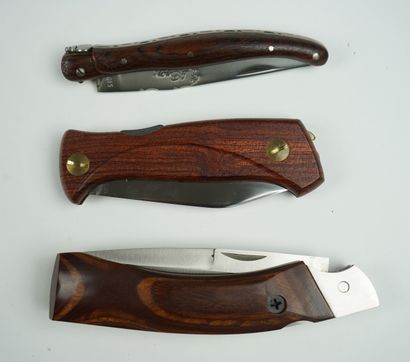 null Un lot de trois couteaux pliants, manche en bois, système à pompe : 



Un couteau...