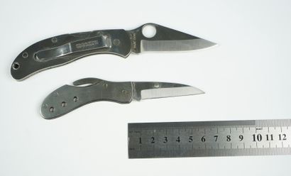 null Un lot de 2 couteaux entièrement en acier : 



Un couteau Spyderco Seki, à...