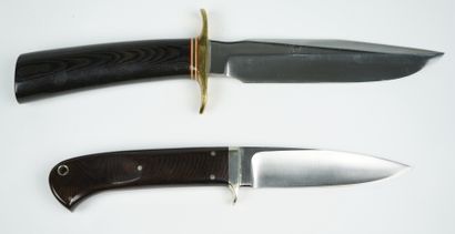 null Un lot de deux couteaux droits : 



Un couteau droit de marque Randall, garde...