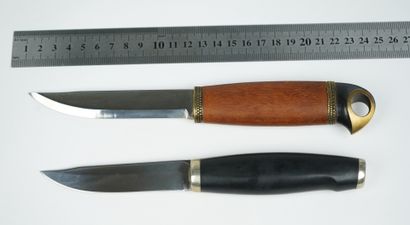 Un lot de deux couteaux droits finlandais 
 
J Marttiini 
22,5 cm au total lame...