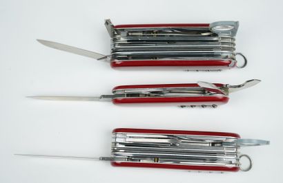 null Un lot de 3 couteaux multilames VICTORINOX : 



Un modèle 5 lames.



Un modèle...