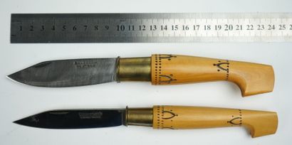 null Deux couteaux CHAPERON MONTRON, manches gravés en bois, virole en cuivre, couteaux...