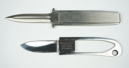  Un lot de deux couteaux entièrement en acier. 
 
Un couteau de marque Mountain forge,...