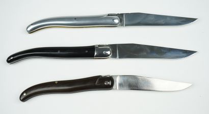 null Un lot de 3 couteaux de modèle LAGUIOLE, à cran forcé : 



Un couteau des forges...