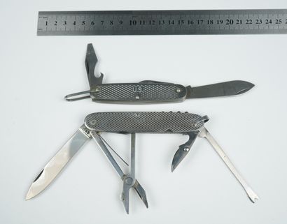 null Un lot de deux couteaux multilames entièrement en métal.



Un modèle US, 4...