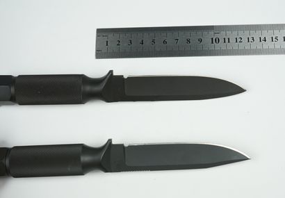 Deux couteaux droits, entièrement en métal noir, manche rond creux avec bouchon...