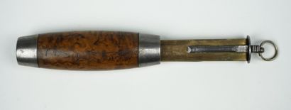  Un couteau ancien, signé Joh. Engström, sweden. Daté de 1874. Lame rempliée dans...