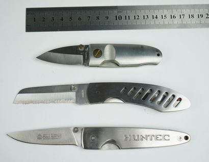null Un lot de 3 couteaux pliants entièrement en métal : 



Un couteau RANGER'S,...