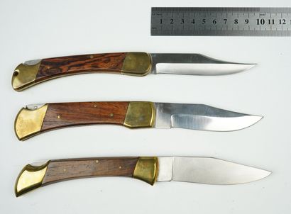 null Un lot de trois couteaux pliants de chasse, modèle à pompe, mitres en laiton,...