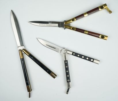 null Un lot de 3 couteaux de type papillon : 



Un Couteau Commando, 19,5 cm ouvert.



Un...