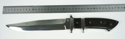 null Un couteau militaire, avec une marque sur la lame sanglier de Jean TANAZACQ.



35,5...