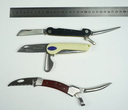 null Un lot de trois couteaux pliants de marin : 



Un couteau de marque WICHARD,...
