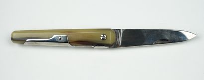 null Un couteau de marque Jacques MONGIN, cran forcé. fait main. 



13,8 cm ouvert,...