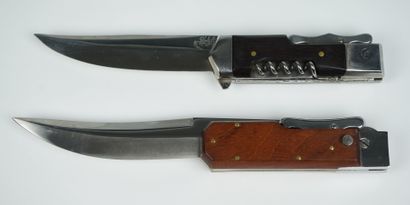 Un lot de deux couteaux de chasse à la d'Estaing.



Un...
