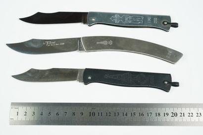 null Un lot de 3 couteaux de type Douk-Douk, cran forcé : 



Douk-douk traditionnel,...