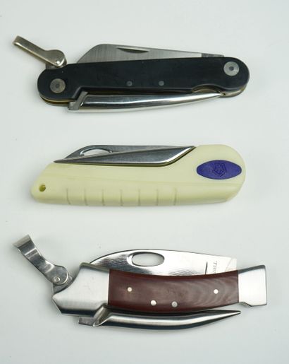 null Un lot de trois couteaux pliants de marin : 



Un couteau de marque WICHARD,...