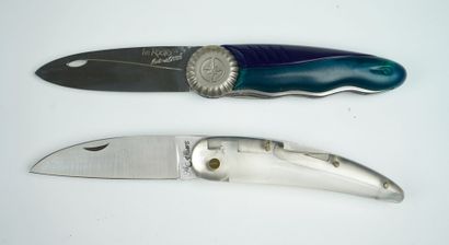 null Un lot de deux couteaux pliants à manche plastique : 



Le Kooto de Bertrand...