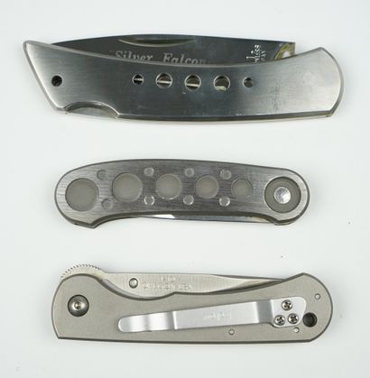 null Un lot de 3 couteaux pliants entièrement en acier : 



Un couteau Silver Falcon,...