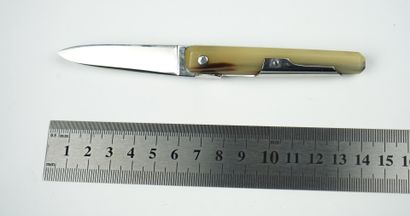 null Un couteau de marque Jacques MONGIN, cran forcé. fait main. 



13,8 cm ouvert,...