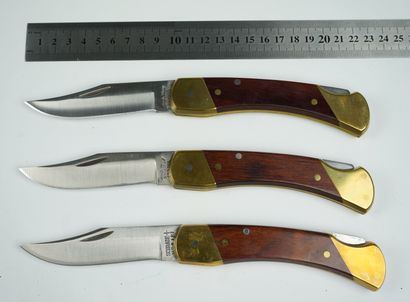 null Un lot de 3 couteaux SCHRADE, dont deux modèles Uncle HENRY numérotés. 

Mitres...