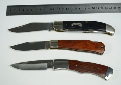 null Un lot de 3 couteaux pliants : 



Un couteau IMPERIAL, modèle Frontier, manche...