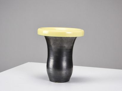 ELCHINGER 



Vase de forme cylindrique légèrement...