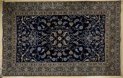 IRAN, Important tapis fond bleu 
400 x 300...