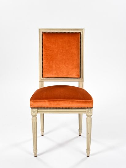 null Suite de six chaises en bois laqué blanc, dossier carré, pieds fuselés cannelés.

Style...