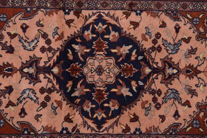null IRAN Tapis en laine à décor de fleurs

85 x 120 cm