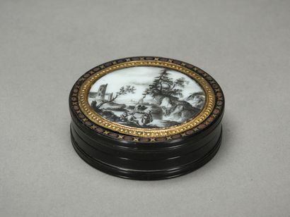 null Boite ronde en écaille à décor de paysage peint sur verre en grisaille. Entourage...