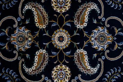 null IRAN, Important tapis fond bleu 

400 x 300 cm