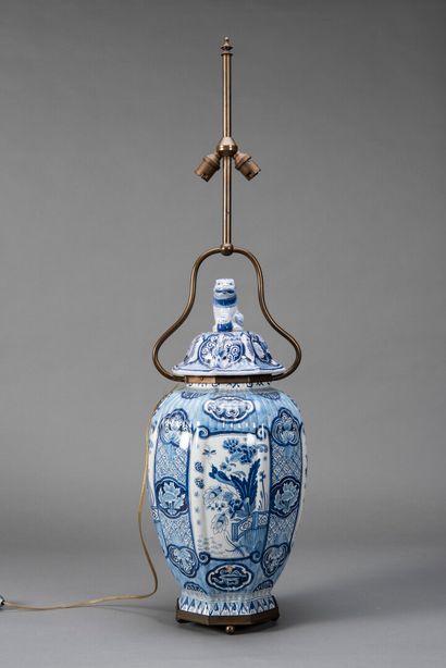 null DELFT, vase couvert en faïence à décor blanc et bleu, monté en lampe

19ème...