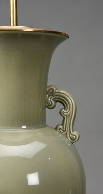 null CHINE, Vase de forme balustre à anses, en porcelaine à fond céladon

XXème siècle

H...