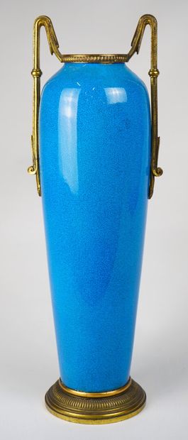 null Vase balustre en ceramique bleue craquelée, monture en bronze doré

Fin 19ème...