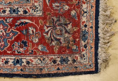 null IRAN, Tapis en laine à décor de médaillon central

210 x 316 

(trous de mi...