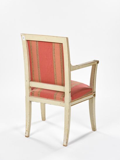 null Suite de six chaises et deux fauteuils à dossier carré en bois laqué blanc souligné...