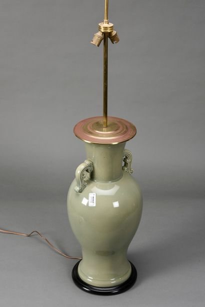 null CHINE, Vase de forme balustre à anses, en porcelaine à fond céladon

XXème siècle

H...