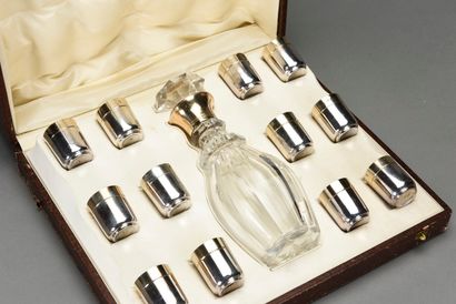 null Coffret nécessaire à liqueur en argent uni, carafe en cristal

MO: Emile PUIFORCAT,...