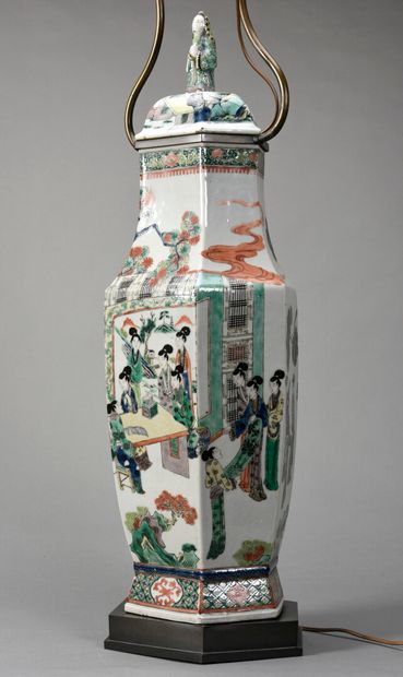 null CHINE, importante paire de vases couverts en porcelaine à décor aux émaux de...