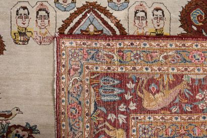 null IRAN Tapis en laine à décor dans des médaillons de Reza Shah et de la reine...