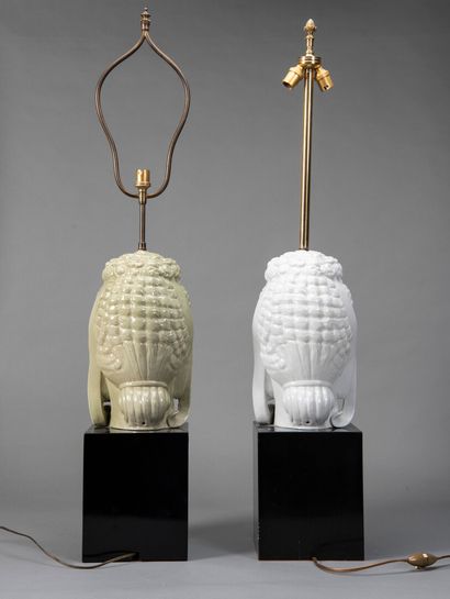 null Deux lampes en porcelaine blanche et céladon, à décor de tête de Guanyin

H...