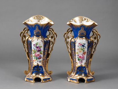 null Paire de vases en porcelaine de Paris à décor d'un bouquet de fleurs polychrome...