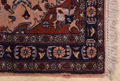 null IRAN Tapis en laine à décor de fleurs

85 x 120 cm