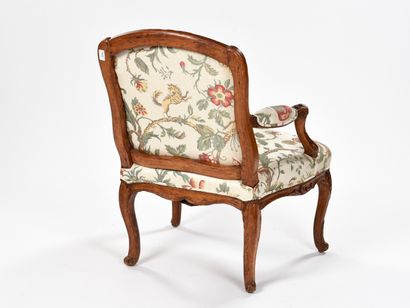 null Suite de deux fauteuils en bois naturel mouluré et sculpté

Epoque Régence