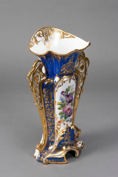 null Paire de vases en porcelaine de Paris à décor d'un bouquet de fleurs polychrome...