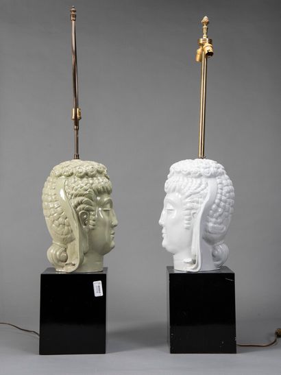 null Deux lampes en porcelaine blanche et céladon, à décor de tête de Guanyin

H...